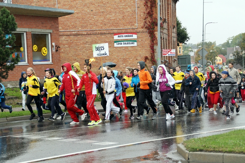 Ruslans Smolonskis nes lāpu Bauskas Olimpiskās dienas skrējiena priekšgalā.
Autors: Uldis Varnevičs