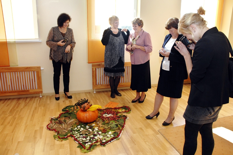 Žūrija aplūko izstādi «Mārpuķītē».
Autors: Ivars Bogdanovs