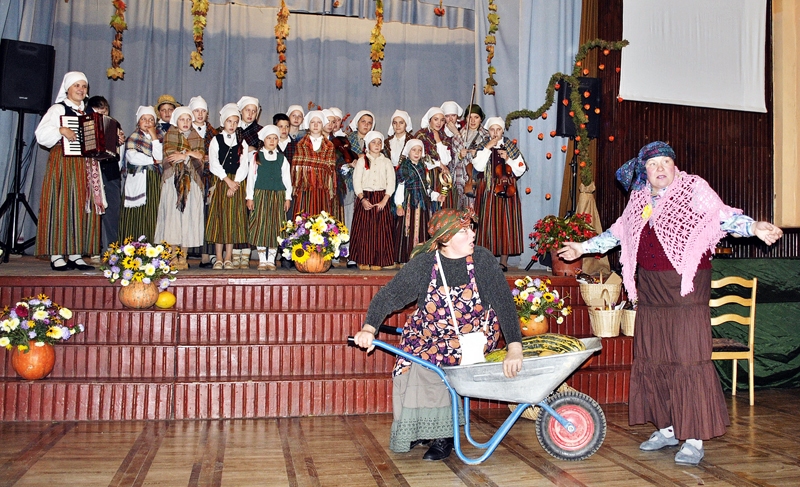 Miķeļdienas svinības Svitenē bija dziesmu, deju un teātra spēles piepildītas.
Autors: Foto – Zane Gorškova