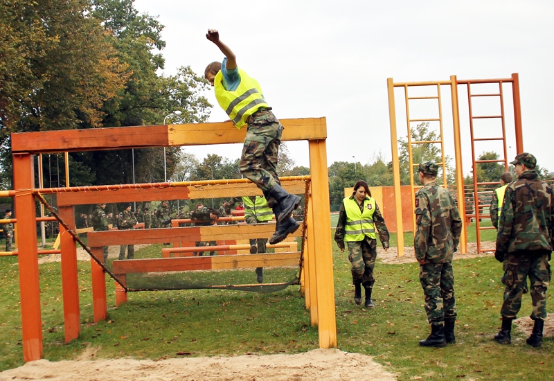 Skaistkalnes jaunsargi (dzeltenajos kreklos) pārvar šķērsli.
Autors: Uldis Varnevičs