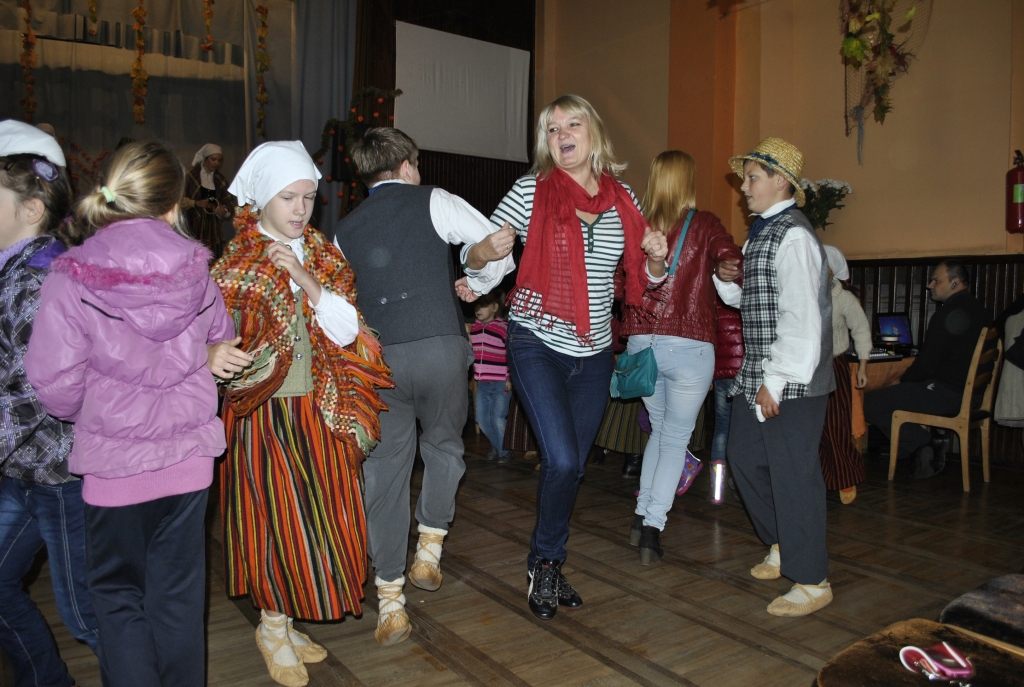 Rotaļu dalībnieki izpauda ražas svētku prieka būtību.
Autors: Zane Gorškova