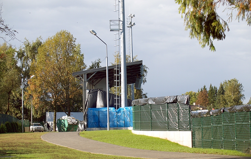 Nepabeigtais stadions pie Iecavas vidusskolas tagad apjozts ar ciešu sētu, bet vasarā būvdarbus brīvi varēja vērot jebkurš.
Autors: Antra Ērgle