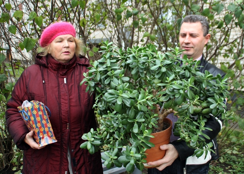 Annas Šumskas dāvāto «naudas koku» uz Rīgu nogādāja Normunds Žagars. 
Autors: ULDIS VARNEVIČS