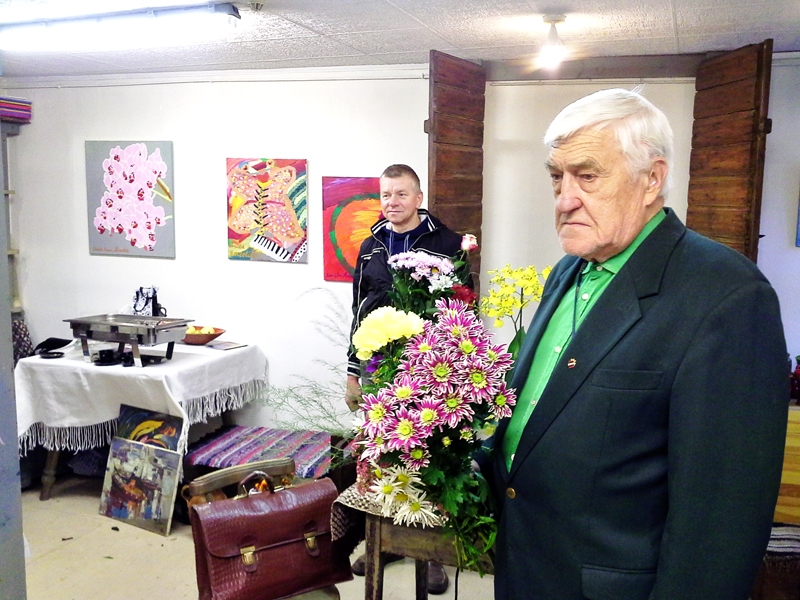 Izstādes atklāšanā. Andis Rozentāls (no kreisās) un Māris Vencelis Lapsa pie Sanitas Annas Rozentāles gleznām.
Autors: no personiskā albuma