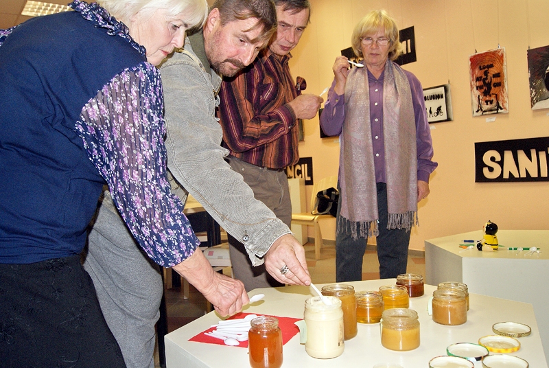 Medus paraugus, kas atvesti no Bauskas un Vecumnieku novada pagastiem, izgaršo Margarita Zeltiņa (no kreisās), Maigurs Ūdrēns, Dzintars Bērziņš un Ligita Rudzīte.
Autors: I. Vilciņa