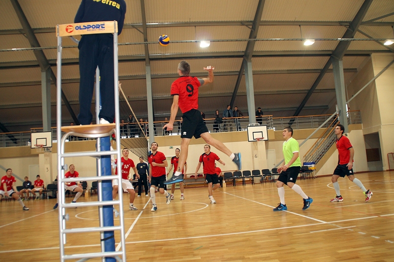 Artūrs Kauliņš (9. numurs) tūlīt gremdēs bumbu pretinieku laukuma pusē.
Autors: Foto – Uldis Varnevičs