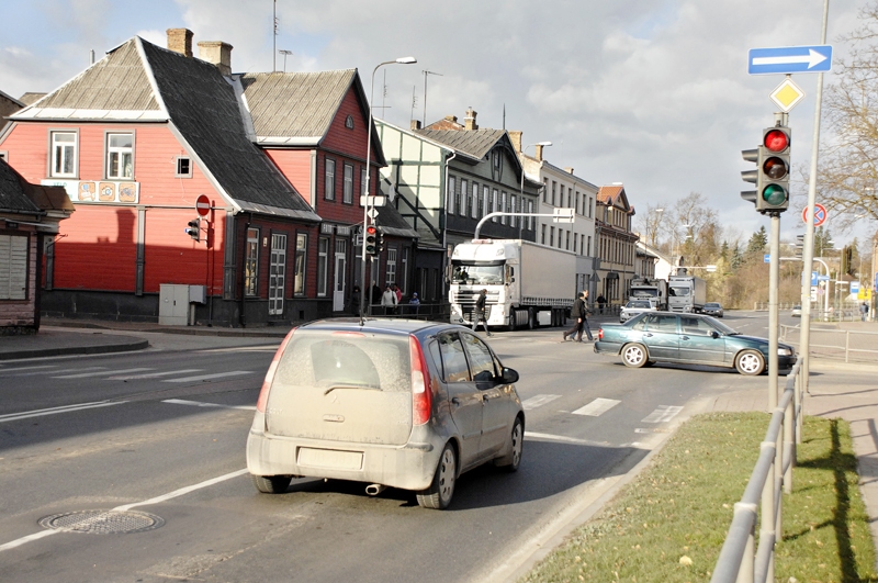 Bauskā otra vieta, kur visbiežāk konstatēti gadījumi, kad automobiļu vadītāji aizbrauc pie sarkanā signāla, ir Plūdoņa un Kalna ielas krustojums. 
Autors: Foto – Ivars Bogdanovs