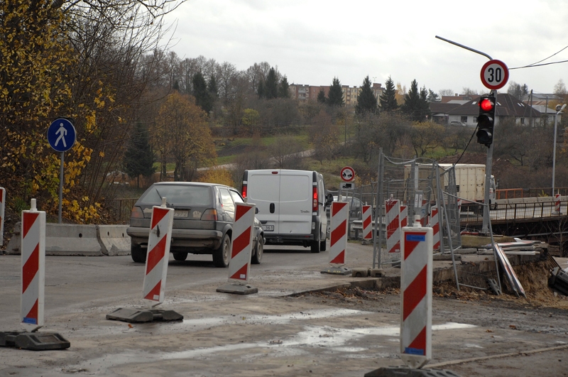 Automobiļu vadītāji klaji ignorē satiksmes noteikumus un šķērso pagaidu tiltu, luksoforā degot sarkanajam gaismas signālam. 

Autors: Ivars Bogdanovs