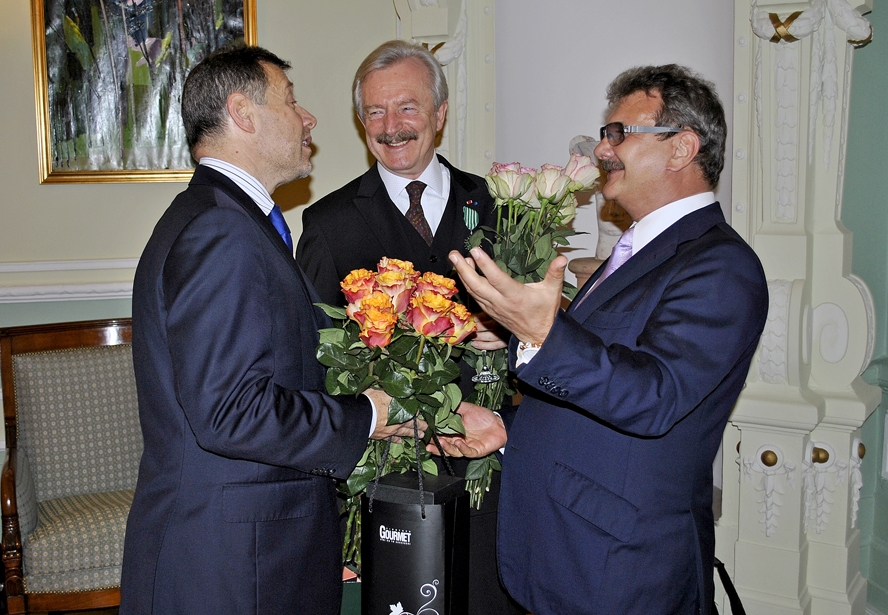 Sirsnīgā sarunā Francijas vēstnieks Latvijā Stefans Viskonti (no kreisās), Imants Lancmanis un Rundāles pils atbalstītājs, mecenāts Boriss Teterevs. 
Autors: Vilnis Auzāns