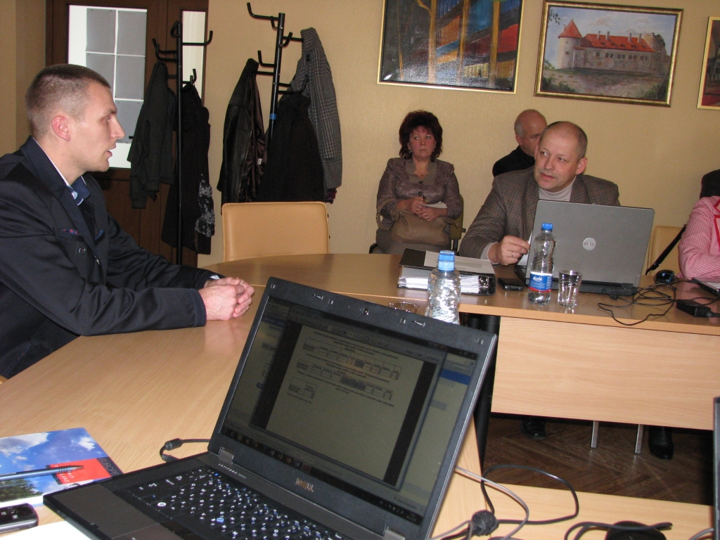 Vienīgais, kurš uzdeva jautājumus saimnieciskās nodaļas vadītāja amata pretendentam MārtiņamVilciņam, bija deputāts Aleksandrs Novickis (no labās). 

Autors: Vilnis Auzāns