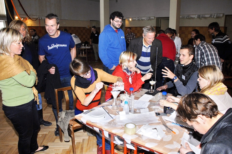 Dāns Englunds (trešais no kreisās) un Jūakims Dānielsons, Zviedrijas pilsētas Hedemoras pedagogi, vēro Bauskas Valsts ģimnāzijas skolēnu darbību spēlē «Fabrikants». 
Autors: Ivars Bogdanovs