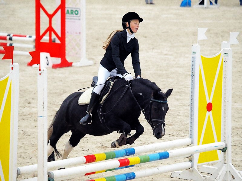 Elizabete Griķe ar poniju Jota pārvar šķērsli.
Autors: no V. Marčenkovas albuma