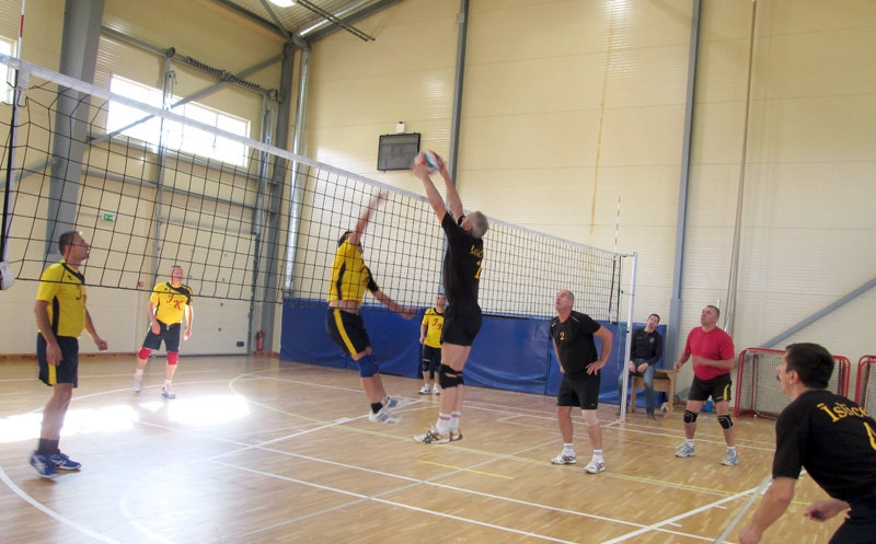 Trešās vietas ieguvējiem – komandai «Īslīce» (melnajos tērpos) pretī stājas Jāņa Kalēja izveidotā komanda «JK».
Autors: no personiskā albuma