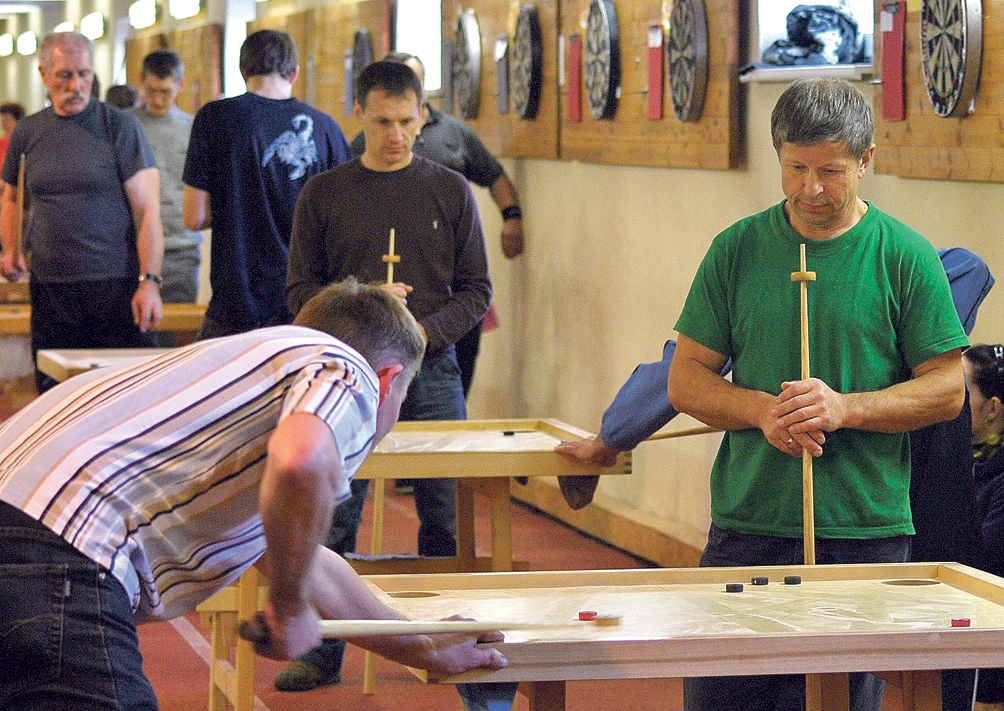 Pie novusa galdiem. Aldis Pavilons - no labās.
Autors: no «Bauskas Dzīves» arhīva