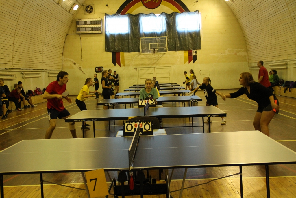 Aleksis Iļjins un Beāte Šīmane, divi otro vietu ieguvēji, tiekas pie tuvākā tenisa galda. 
Autors: Uldis Varnevičs