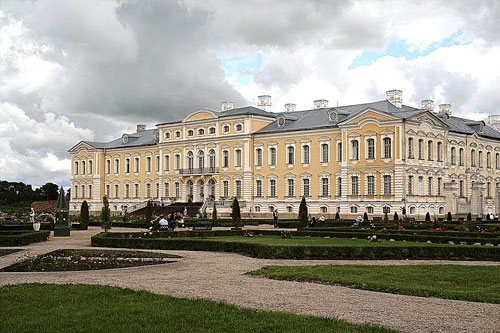 Rundāles pils parka apmeklējums vasaras mēnešos pieaugušajiem maksās 2,85 eiro, skolēniem - 1,42 eiro.
Autors: no «Bauskas Dzīves» arhīva.