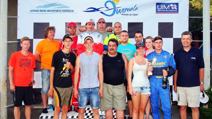 Miks Zaharčenoks (no kreisās), Endija Zaumane un Jānis Sējāns – komandas «Mēmeles sports» jaunieši Jelgavā.
Autors: Miervaldis Zaharčenoks