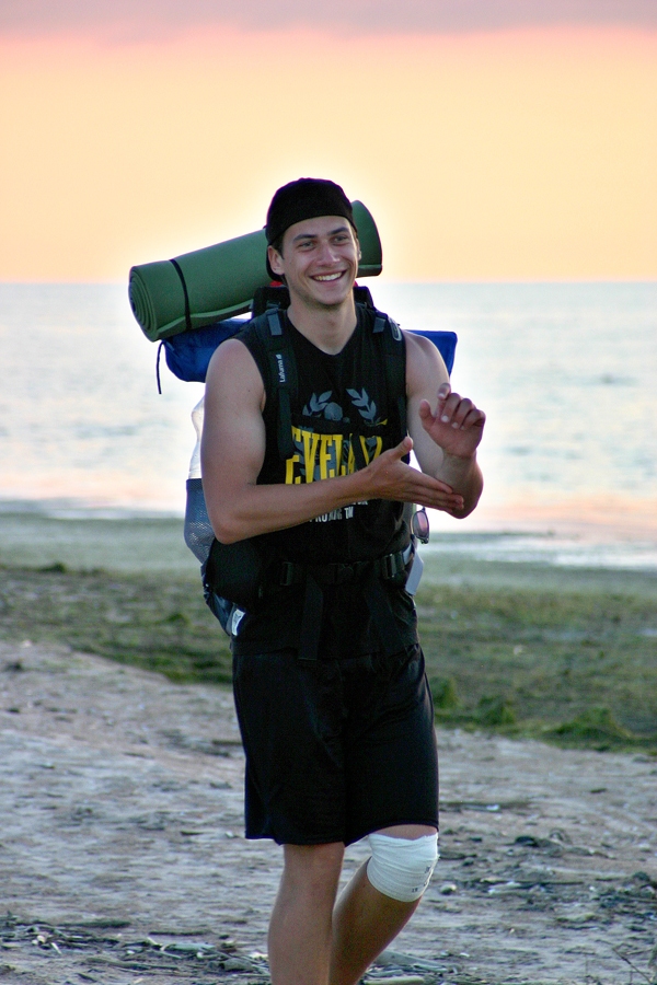 Artūrs Rubins pacilātā noskaņā pārgājiena noslēgumā tuvojas Kolkas ragam.
Autors: Foto no personiskā albuma.