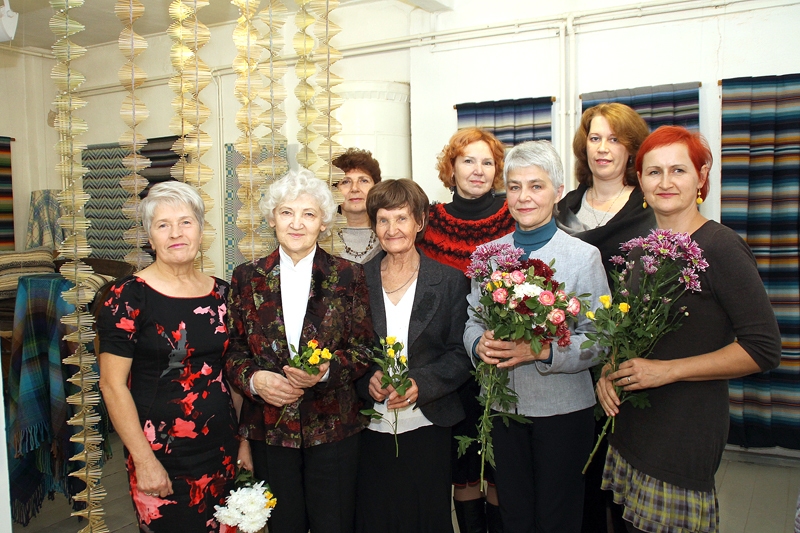 Ingrīda Ozolniece (trešā no labās) studijas«Dardedze» vadītāja ar darbu autorēm izstādes atklāšanā Bauskā.
Autors: Uldis Varnevičs