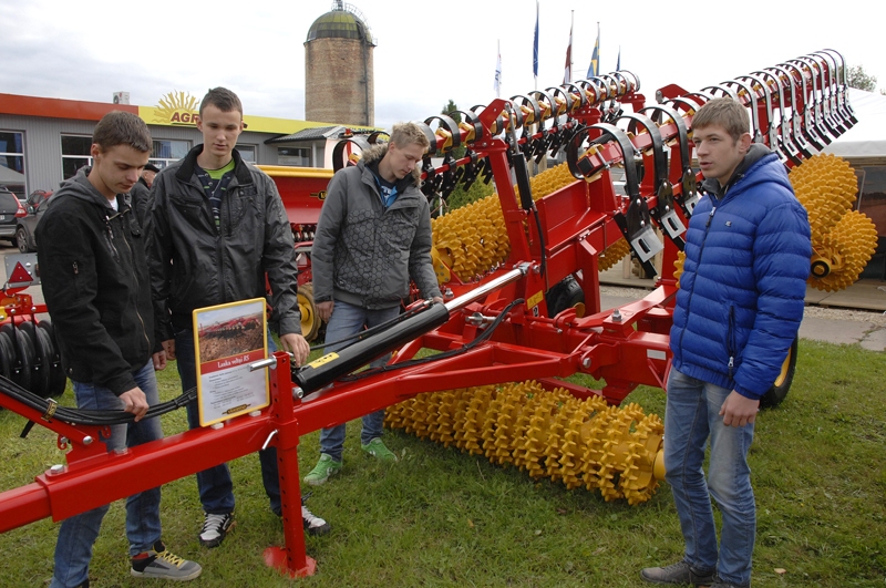 Saulaines profesionālās vidusskolas audzēkņi Mārtiņš Miķelsons (no labās), Reinis Štelmahers, Endijs Ozols un Gatis Logins izstādē Rāmavā iepazīst jaunāko lauksaimniecības tehniku.
Autors: Ivars Bogdanovs