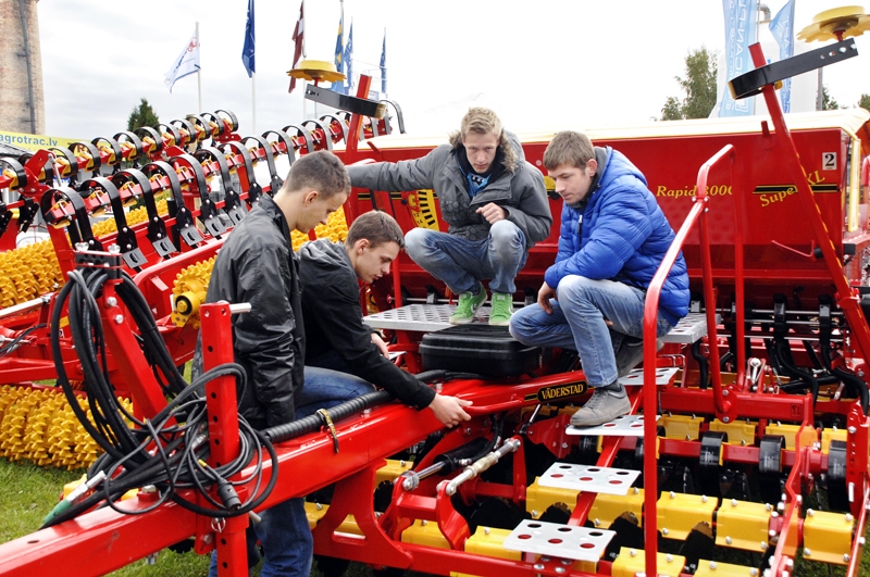 Saulaines profesionālās vidusskolas audzēkņi Mārtiņš Miķelsons (no labās), Reinis Štelmahers, Endijs Ozols un Gatis Logins izstādē Rāmavā iepazīst jaunāko lauksaimniecības tehniku.
Autors: Foto – Ivars Bogdanovs
