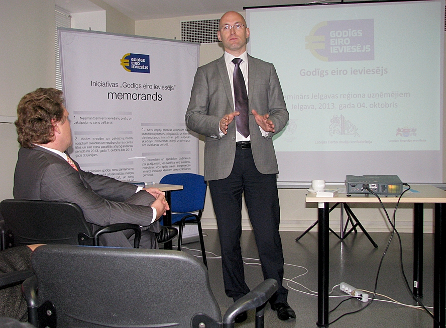 Ekonomikas ministrs Daniels Pavļuts (no labās): «Eiro ir stabila, otra lielākā valūta pasaulē.»
Autors: Vilnis Auzāns