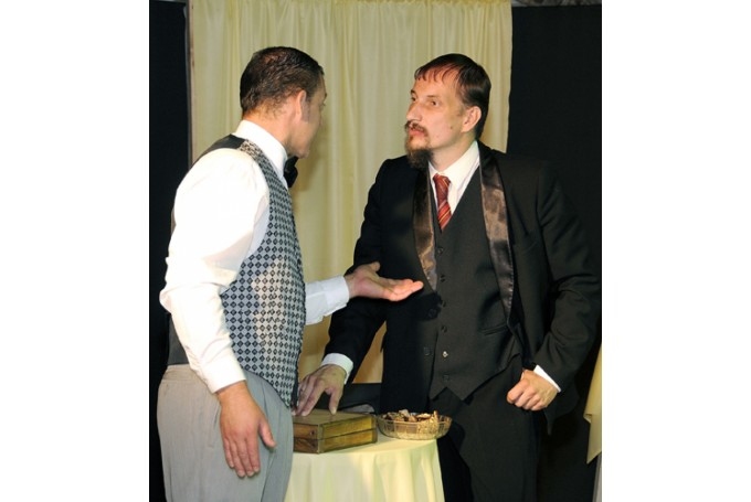 Uģis Donerblics ir Bauskas tautas teātra aktieris, kurš uzņēmies režisēt Gailīšu amatierteātra iestudējumus. Attēlā – Uģis Donerblics (no labās) Bauskas tautas teātra izrādē „Divkauja”. 
Autors: no 