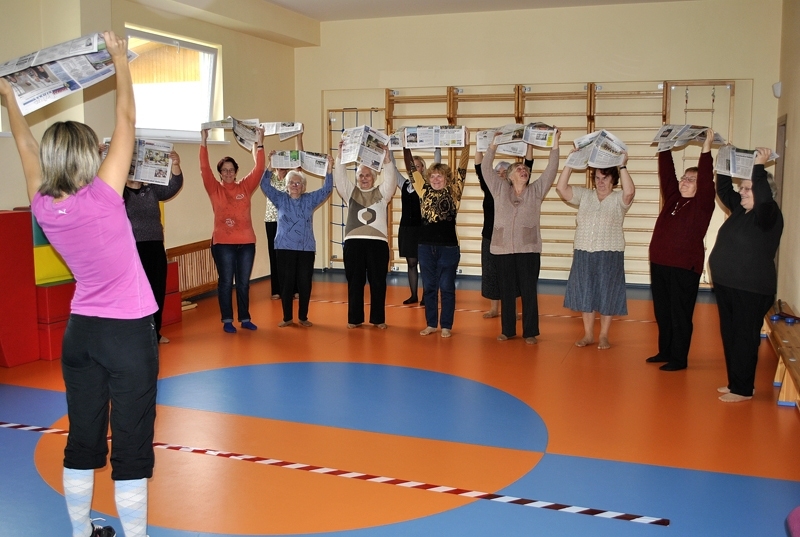 Rundāles novada seniores kopā ar bērnudārza sporta skolotāju Agnesi Grāvīti izzināja vingrošanas pamatprincipus. Viņas gan lasa laikrakstu 