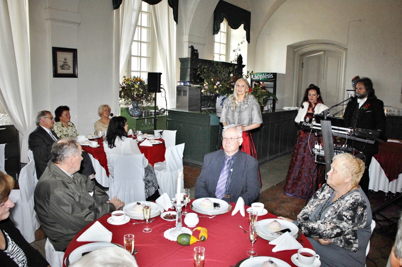 Pensionētos skolotājus ar īpašu koncertuzvedumu priecēja mākslinieki – Dina Kristīne Bitēna, Lauma Eņģele, Atvars Sirmais.
Autors: Ivars Bogdanovs