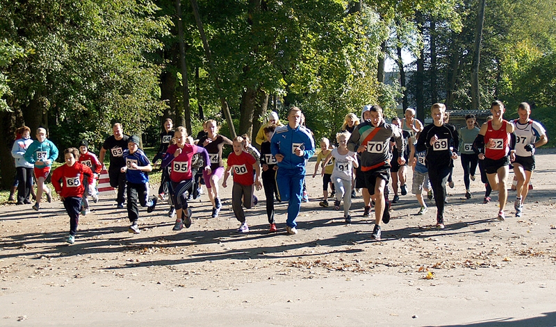 Kopīgā startā teju 40 dažāda vecuma skrējēji devās ar lielu aizrautību.
Autors: Antra Ērgle