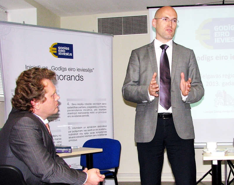 Daniels Pavļuts (no labās), ekonomikas ministrs: «Eiro ir stabila, otra lielākā valūta pasaulē.»
Autors: Vilnis Auzāns