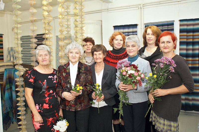 Ingrīda Ozolniece (trešā no labās), studijas «Dardedze» vadītāja, ar darbu autorēm izstādes atklāšanā Bauskā. 
Autors: Uldis Varnevičs