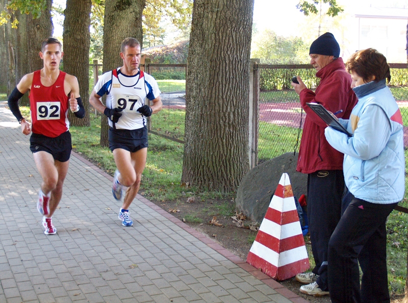 SKRĒJĒJI. Ruslans Smolonskis (no kreisās) no Bauskas pirmajā aplī uzturēja augstu tempu, tomēr nākamajos divos viņu apsteidza jelgavnieks Oskars Blaus (pa labi).
Autors: Antra Ērgle