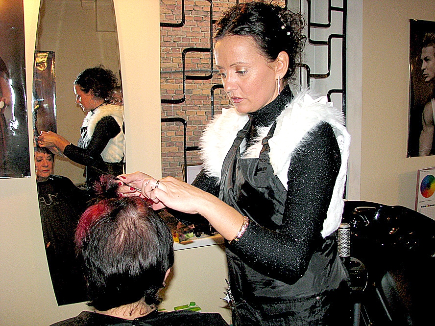 Ineta Medne, sieviešu friziere, strādā salona «Melnais gulbis» atklāšanas dienā.
Autors: Foto – Vilnis Auzāns