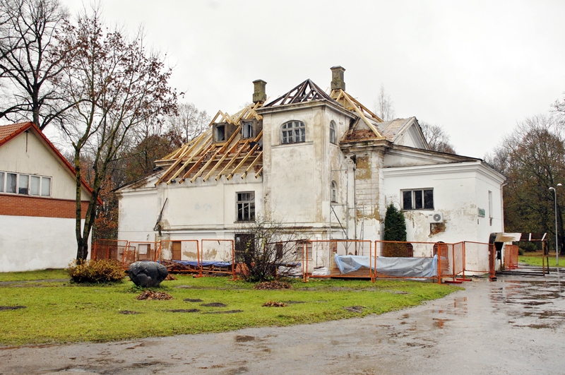 Bijušajā muižas bibliotēkā paredzēts iekārtot Mūzikas un mākslas skolu. Ēkai vēl pērnajā rudenī nomainīja jumtu. 
Autors: no «Bauskas Dzīves» arhīva