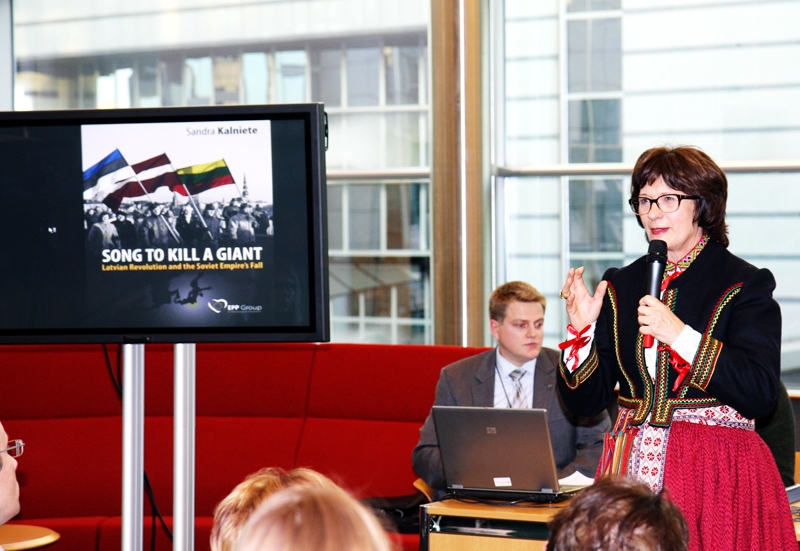 Sandra Kalniete iepazīstina ar grāmatas «es lauzu tu lauzi mēs lauzām viņi lūza» tulkojumu angļu valodā «Song to Kill a Giant». Tulkojis Kārlis Streips.
Autors: Foto – M. Spravņiks