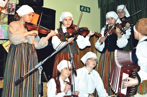 Folkloras kopas «Tarkšķi» un tās līderes Kristīnes Kareles vadībā katra mēneša pirmajā svētdienā  Iecavas kultūras namā notiks «Dziesmu vakari».
Autors: no «Bauskas Dzīves» arhīva.