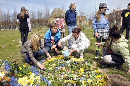 Fotogrāfijās grāmatai iemūžināti var būt visdažādākie Rundāles novada dzīves brīži. Varbūt kāds būs atcerējies ziedu Latvijas veidošanu šī gada maijā?
Autors: no «Bauskas Dzīves» arhīva.
