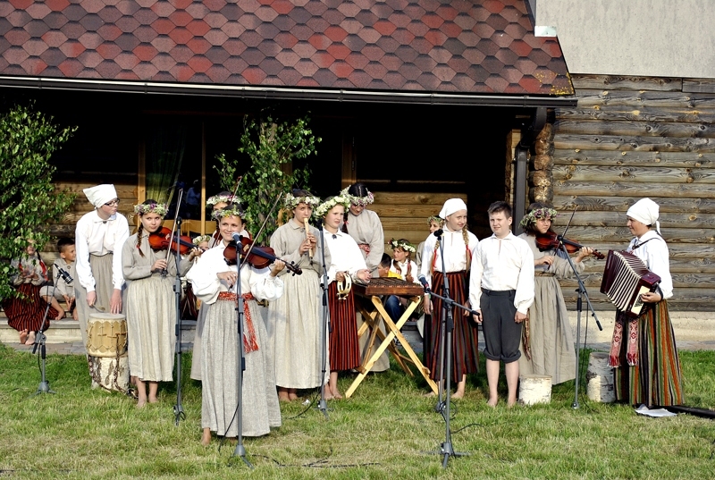 «Tarkšķu» albuma «Ganos» atvēršanas brīdis šī gada 6.jūnijā.
Autors: no «Bauskas Dzīves» arhīva.