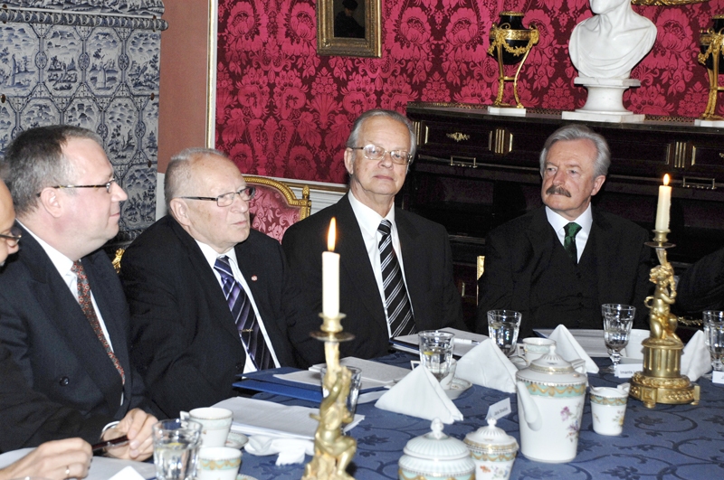 Diskusijā Rundāles pilī: akadēmiķis Jānis Stradiņš (otrais no kreisās) un Imants Lancmanis (pirmais no labās).
Autors: Ivars Bogdanovs