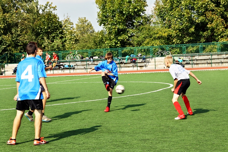 Mārtiņš Bukšs (vidū), «Bauskas BJSS» futbola vienības dalībnieks,  Bauskas Valsts ģimnāzijas futbola komandas sastāvā izvēlas atraktīvu un skaistu spēli. Sporta skolu audzēkņi izglītības iestāžu komandu savstarpējās sacensībās ierasti ir līderi.
Autors: Uldis Varnevičs