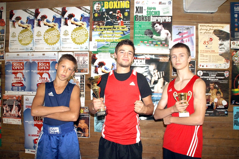 Ar nesen izcīnītajiem kausiem. Jaunie bokseri Ričards Ozols (no kreisās), Dinārs Skripkins un Ervīns Mališevs. 
Autors: Uldis Varnevičs