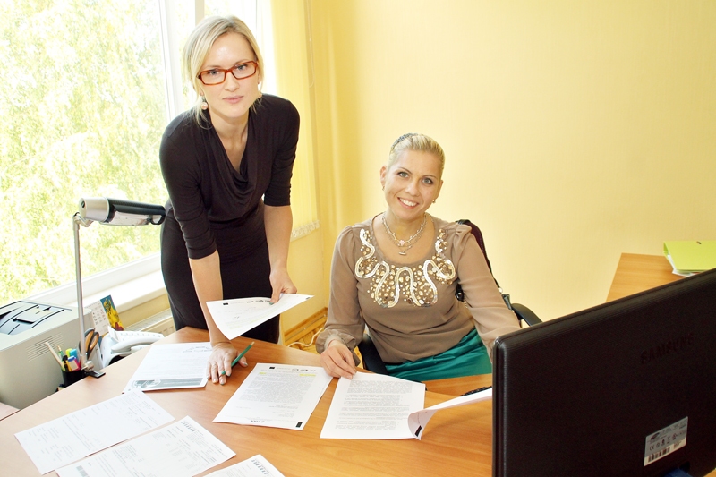 SIA «Vides serviss» darbiniecēm Aivai Avotai-Zalsterei (no kreisās) un Lindai Tijonei tagad jātiek galā ar lielu apjomu dokumentu, kas saistīti ar namu apsaimniekošanu. 
Autors: Uldis Varnevičs