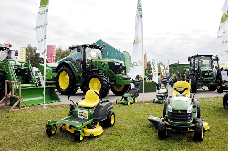 Izstāžu kompleksā «Rāmava» pagājušās nedēļas nogalē bija skatāma daudzveidīga lauksaimniecības tehnika. Daudzo firmu piedāvājumu klāstā arī «John Deere» agregāti.
Autors: Ivars Bogdanovs