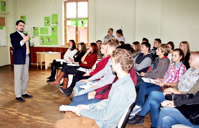 Klaudio A. Rivera ar savu stāstījumu aizrāva apvienības «Jums» jauniešus un citus skolēnus.
Autors: Foto – Lauma Ieveniece