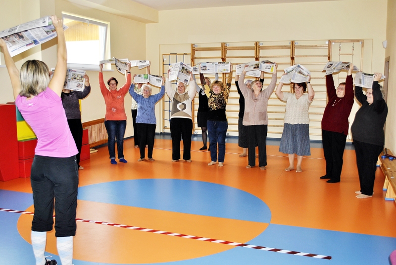 Pensionāru apvienības «Sudrabupe» dalībnieces vingro kopā ar sporta skolotāju Agnesi Grāvīti.
Autors: Zane Gorškova