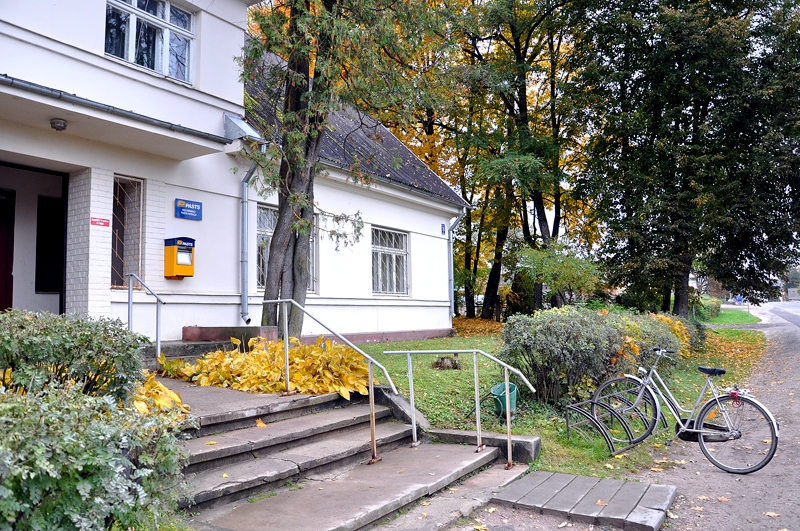 Vecumniekos, Rīgas ielā 28, strādā viena no tām pasta nodaļām, kurā no nākamā gada janvāra līdz martam bez maksas varēs mainīt latus pret eiro.
Autors: Foto – Žanna Zālīte