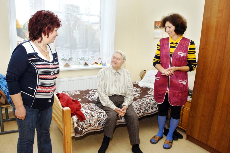 Pansionāta «Derpele» direktore Inta Savicka (no kreisās) un sociālā aprūpētāja Bauskā Dzintra Lapiņa uzklausa Annu Špilleri. Sirmgalvei, kura uz jaunajām telpām pārcēlusies no Brunavas, iebildumu pret dzīvi Bauskā nav. 
Autors: Foto – Ivars Bogdanovs
