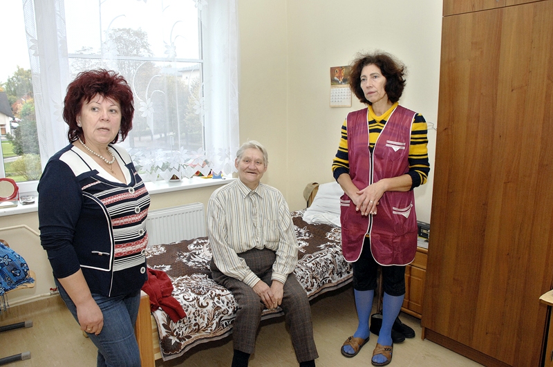 Pansionāta «Derpele» direktore Inta Savicka (no kreisās) un sociālā aprūpētāja Bauskā Dzintra Lapiņa istabiņā pie Annas Špilleres. Sirmgalvei, kura uz jaunajām telpām pārcēlusies no Brunavas, iebildumu pret dzīvi Bauskā nav. 

Autors: Ivars Bogdanovs