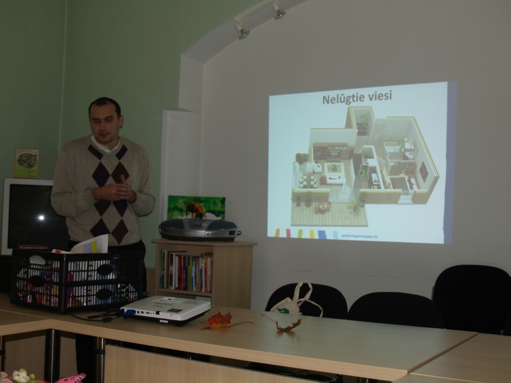 Valters Toropovs no «Baltijas Vides foruma» ar dažādiem piemēriem izskaidroja sadzīves produktu marķējuma un sastāva norādes.
Autors: Antra Ērgle